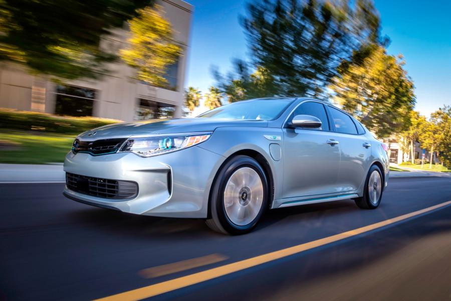  Kia Optima Plug-In Hybrid 2016 года  (US) (фото 2 из 9)
